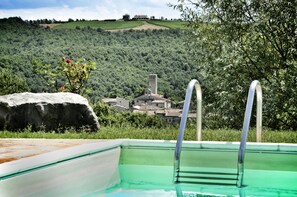 Indoor pool, seasonal outdoor pool, pool umbrellas, pool loungers - Agriturismo Casa Greppo - Il Noce (San Venanzo)