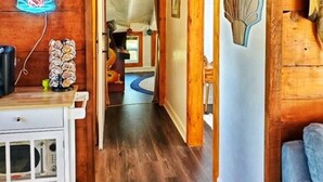 Un intérieur en bois avec un couloir menant à une chambre.