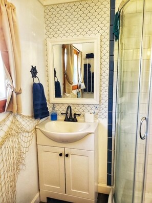 Dusche, Haartrockner, Handtücher, Seife