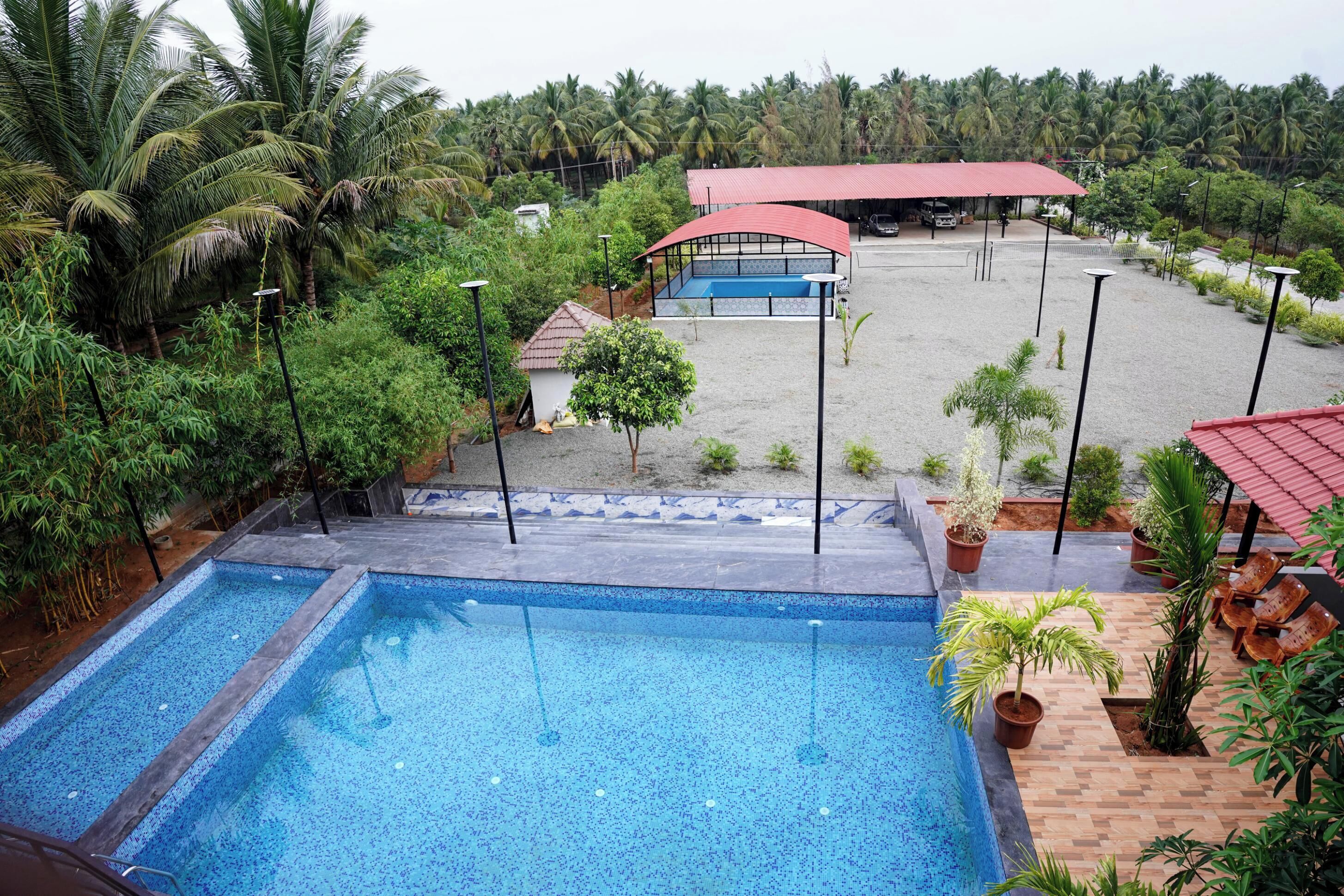 Inomhuspool och utomhuspool