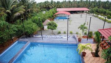 Inomhuspool och utomhuspool