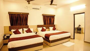 Premier Room | Premium bedding, desk, soundproofing, free WiFi