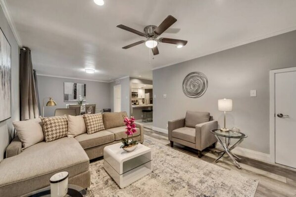 Smart TV - 25% OFF 4BD Exec. Condo, Six Flags - Grand Prairie GP60A (Grand Prairie)