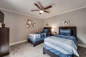 4 habitaciones, escritorio, tabla de planchar con plancha y wifi gratis 