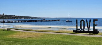 Aart Apartments Port Lincoln, Accommodation in the CBD, 100m from the beach.