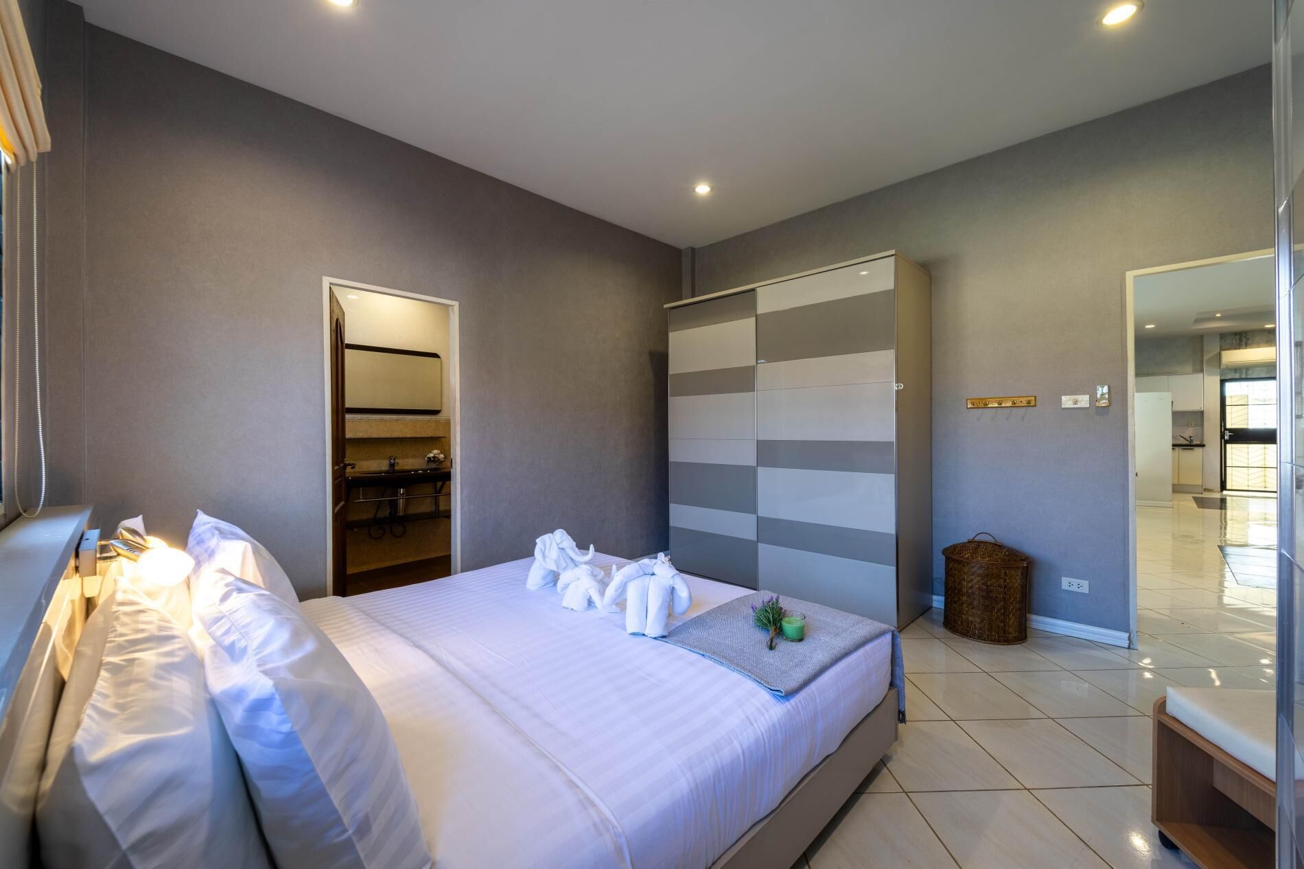 Ett modernt hotellrum med en stor säng, en rymlig klädkammare och utsikt över korridoren.