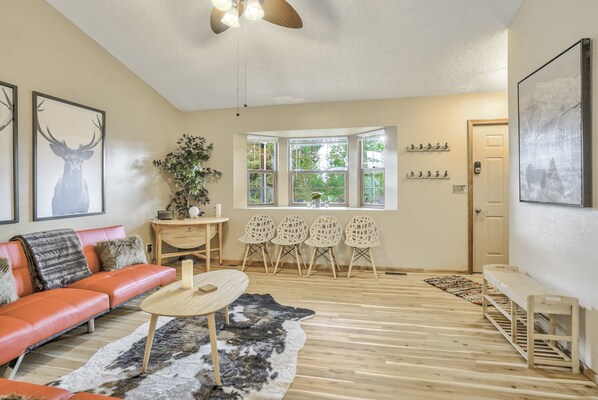Interior - Taopi Retreat (Woodland Park)