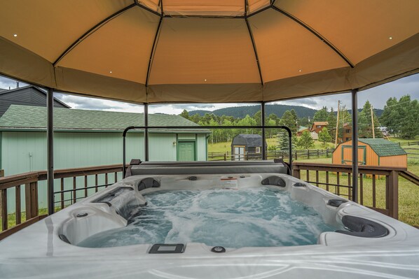 Outdoor spa tub - Taopi Retreat (Woodland Park)