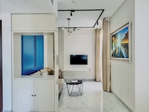 Habitación doble de diseñador | Área de sala de estar | Smart TV 