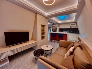 Habitación cuádruple de lujo | Cortinas blackout, tabla de planchar con plancha y wifi gratis 