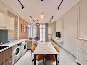 Habitación doble de diseñador | Área de sala de estar | Smart TV 