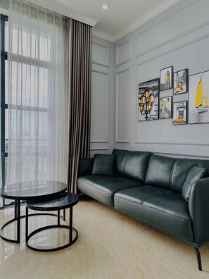 Habitación cuádruple clásica | Área de sala de estar | Smart TV 