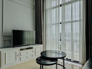 Classic Quadruple Room | Living area | Smart TV - Meta Home Apartment - Vinhomes Imperia (Hai Phong)