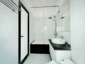 Douche, douche à « effet pluie », articles de toilette de luxe