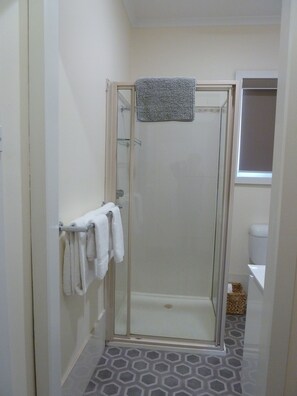 Shower, hair dryer, towels, soap - "Quaint Little Cottage" (Mildura)