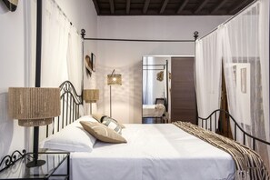 2 bedrooms, iron/ironing board, WiFi, bed sheets - Trevi Fountain House Deluxe (Roma)