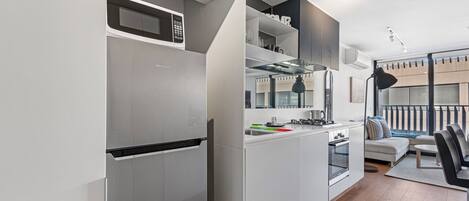 Refrigerador, microondas, horno y parrilla de estufa