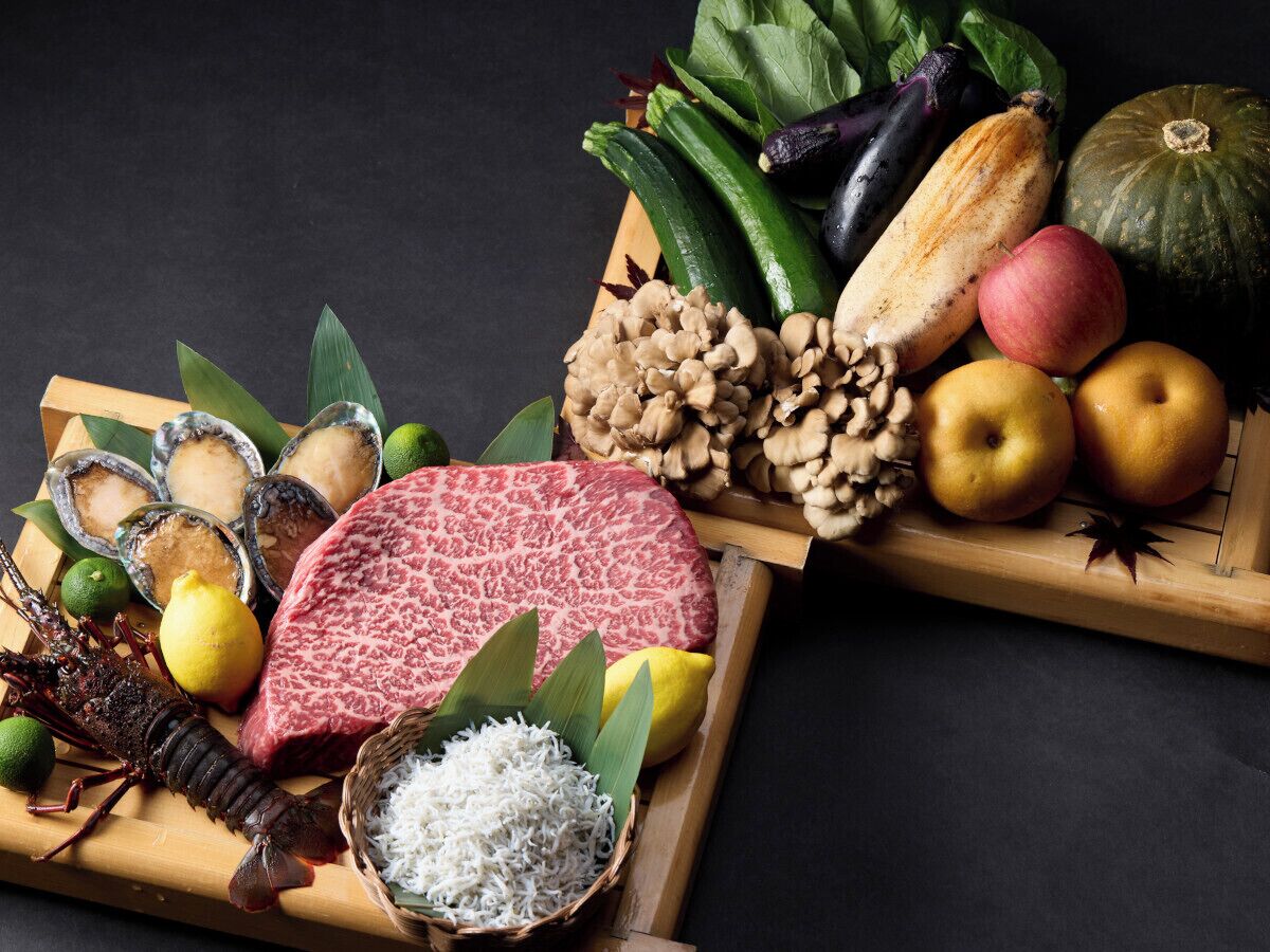 Diversa variedad de alimentos, entre ellos carne, verduras, frutas y mariscos.