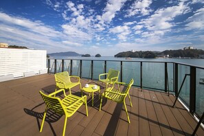 Rom – premium, ikke-røyk, sjøutsikt | Safe på rommet, strykejern/-brett, wi-fi (inkludert) og sengetøy