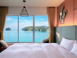 Caja de seguridad en la habitación y tabla de planchar con plancha 