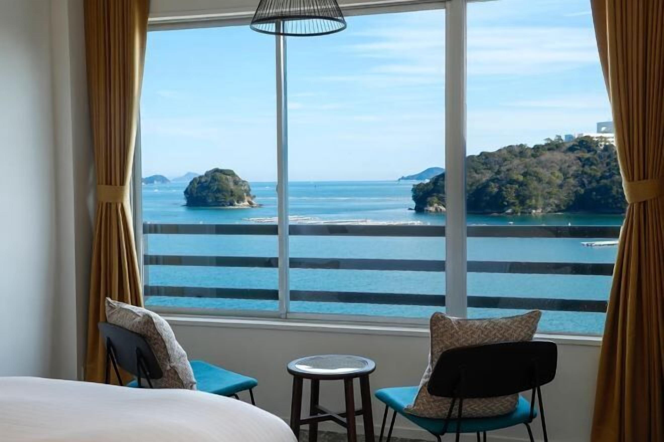 Een kluis op de kamer, een strijkplank/strijkijzer, gratis wifi