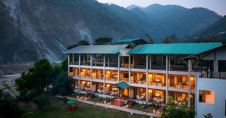 Habitación superior | Minibar (con algunos artículos gratuitos) y caja fuerte. CORBETT RIVER VALLEY RESORT