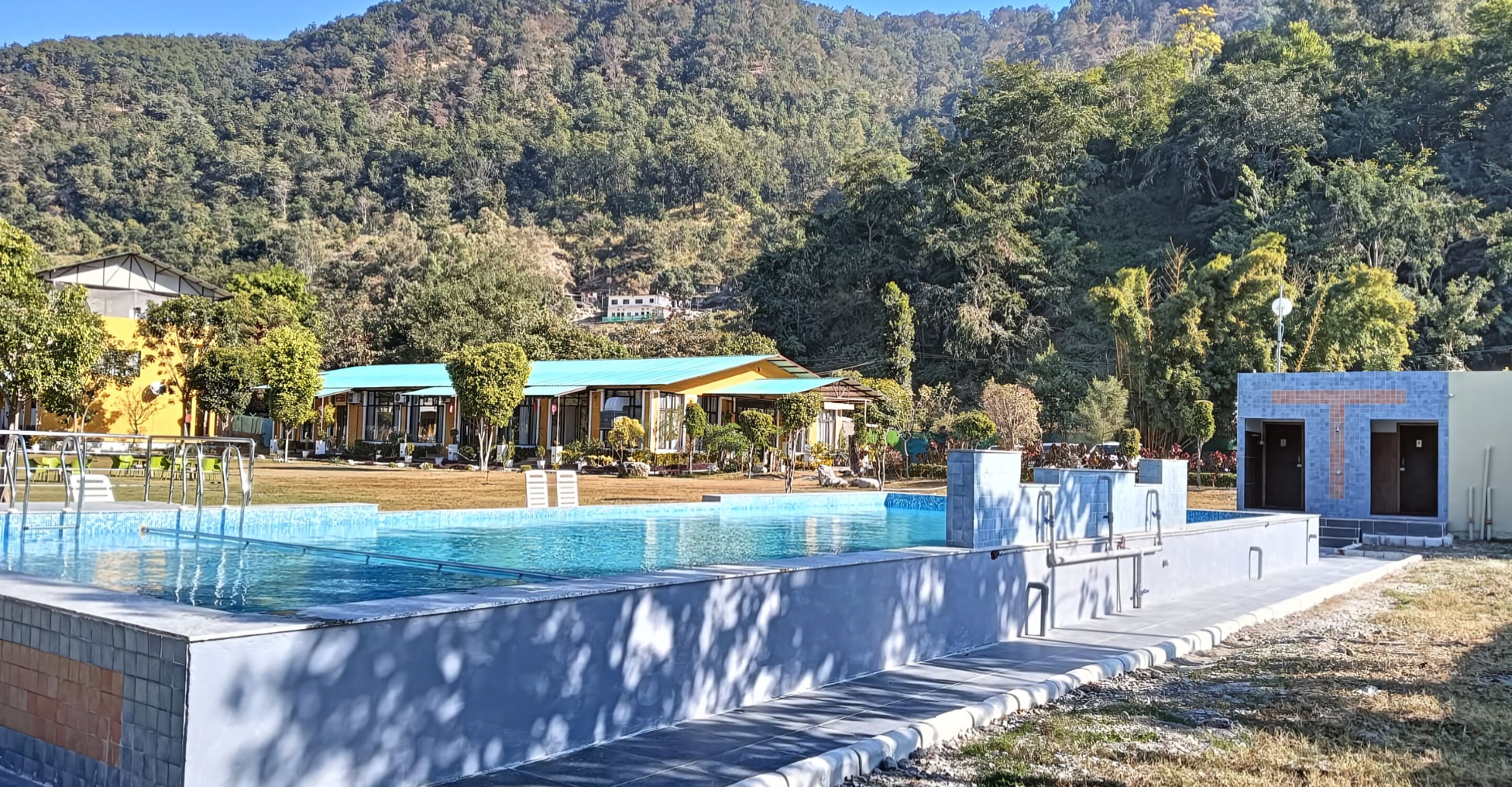 Una piscina al aire libre