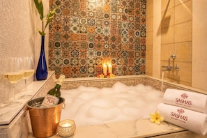 Azule with Bathtub | Bathroom | Free toiletries, hair dryer, bathrobes, slippers - Sashas Holiday Village (Vagator)