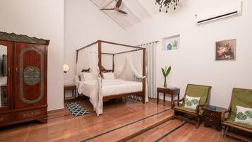 Vintage with Hot Tub | Premium bedding, memory-foam beds, minibar, desk