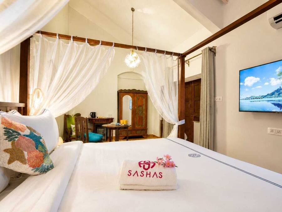 Vintage with Hot Tub | Premium bedding, memory foam beds, minibar, desk