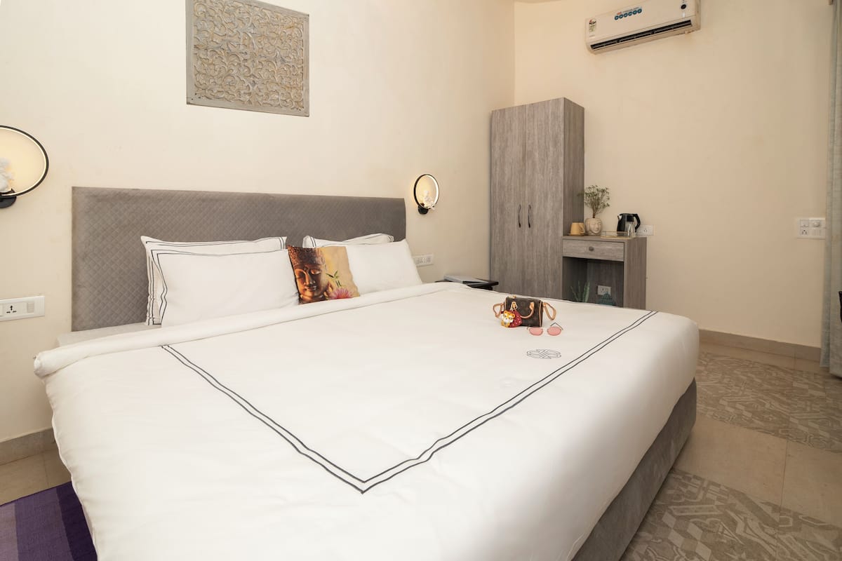Premium bedding, memory foam beds, minibar, desk