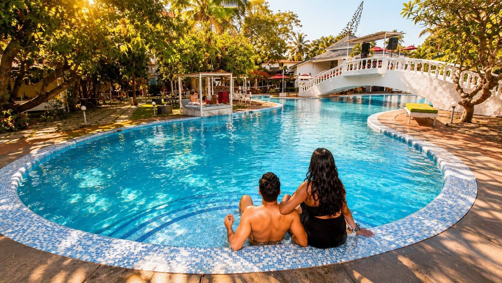Una piscina al aire libre