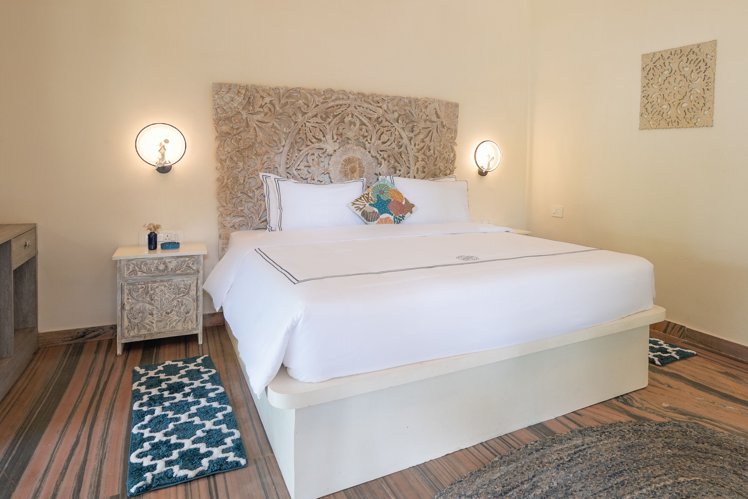 Ropa de cama de alta calidad, colchones con efecto memoria y minibar 