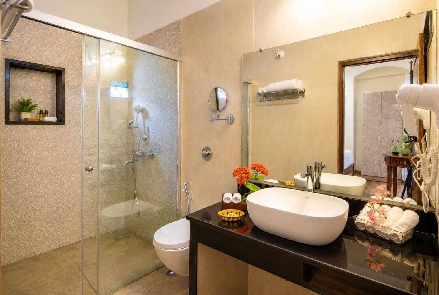 Quarto romântico | Banheiro | Produtos de toalete grátis, secador de cabelo, roupões de banho 