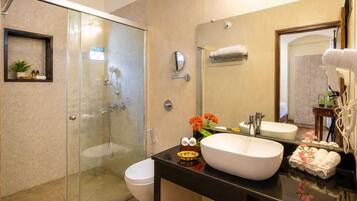 Quarto romântico | Banheiro | Produtos de toalete grátis, secador de cabelo, roupões de banho