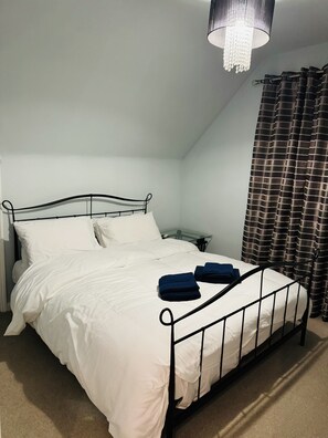 Executive Suite, Ensuite | Individually decorated, individually furnished, desk, laptop workspace - Windsor wine & dine (Chertsey)