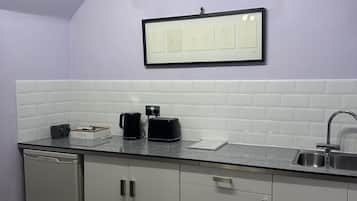 Executive Suite, Ensuite | Living area | TV
