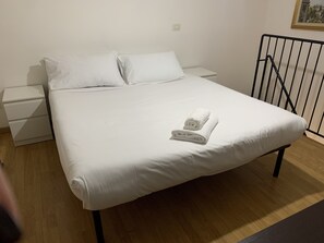 1 quarto, escrivaninha, ferros/tábuas de passar roupa, berço de viagem