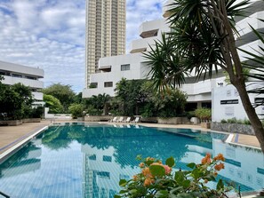 Outdoor pool - Paradise Condominium by PSR (Pattaya)