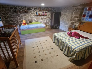 4 chambres, fer et planche à repasser, lit parapluie, Wi-Fi gratuit