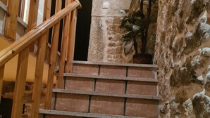 A staircase with wooden railings and stone walls. - ¡A 10 Minutos de Santiago de Compostela! Casa Ideal Para Familias (la esclavitud,Padron)