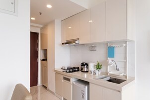 Frigobar, placa de cocina, arrocera, plancha de cocina