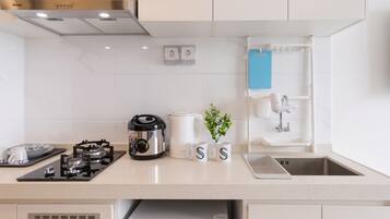 Apartamento superior | Cocina privada | Frigorífico pequeño, placa de cocina, arrocera y plancha