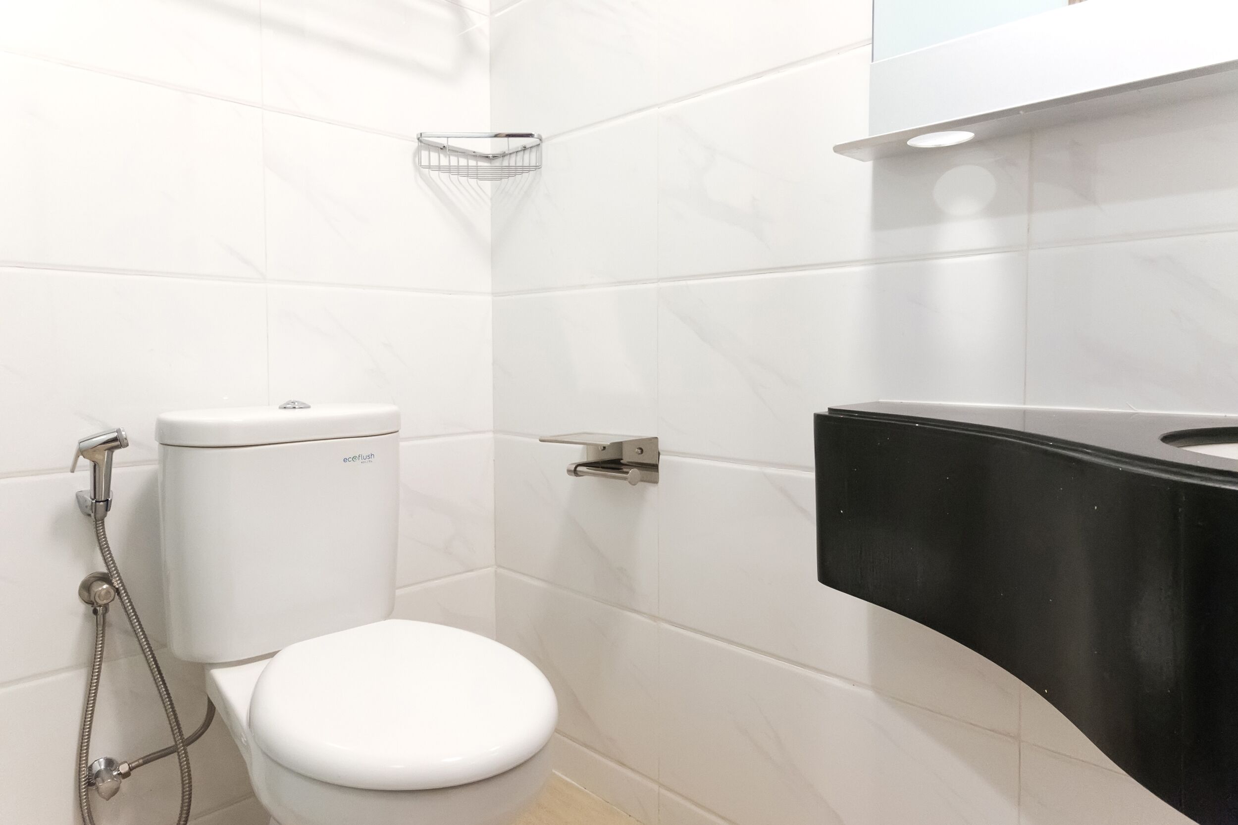 Superior Apartment | Bathroom | Shower, rainfall showerhead, towels