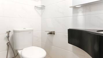 Superior Apartment | Bathroom | Shower, rainfall showerhead, towels
