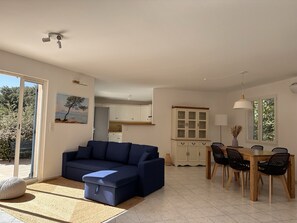 Smart TV, fireplace, table tennis
