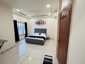 Kamar Double Deluks | Seprai premium, meja kerja, ruang kerja ramah laptop, dan kedap suara