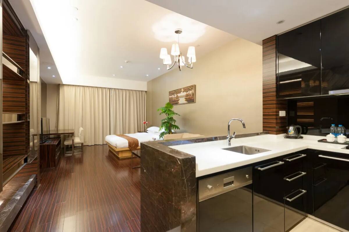 Premier Suite | Shared kitchen | Eco-friendly cleaning products, paper towels, dining tables