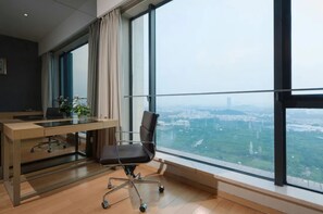 비즈니스 더블룸 | 거실 공간 | 디지털 채널 시청이 가능한 50인치 LCD TV, 사무실