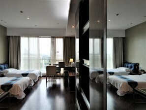 Executive Suite | Free minibar items, desk, laptop workspace, free WiFi - Easy Holiday Inn (Guangzhou)